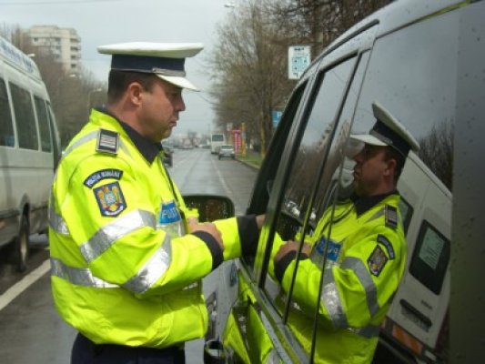 Prins la volan fără permis, cu o maşină cu numere false